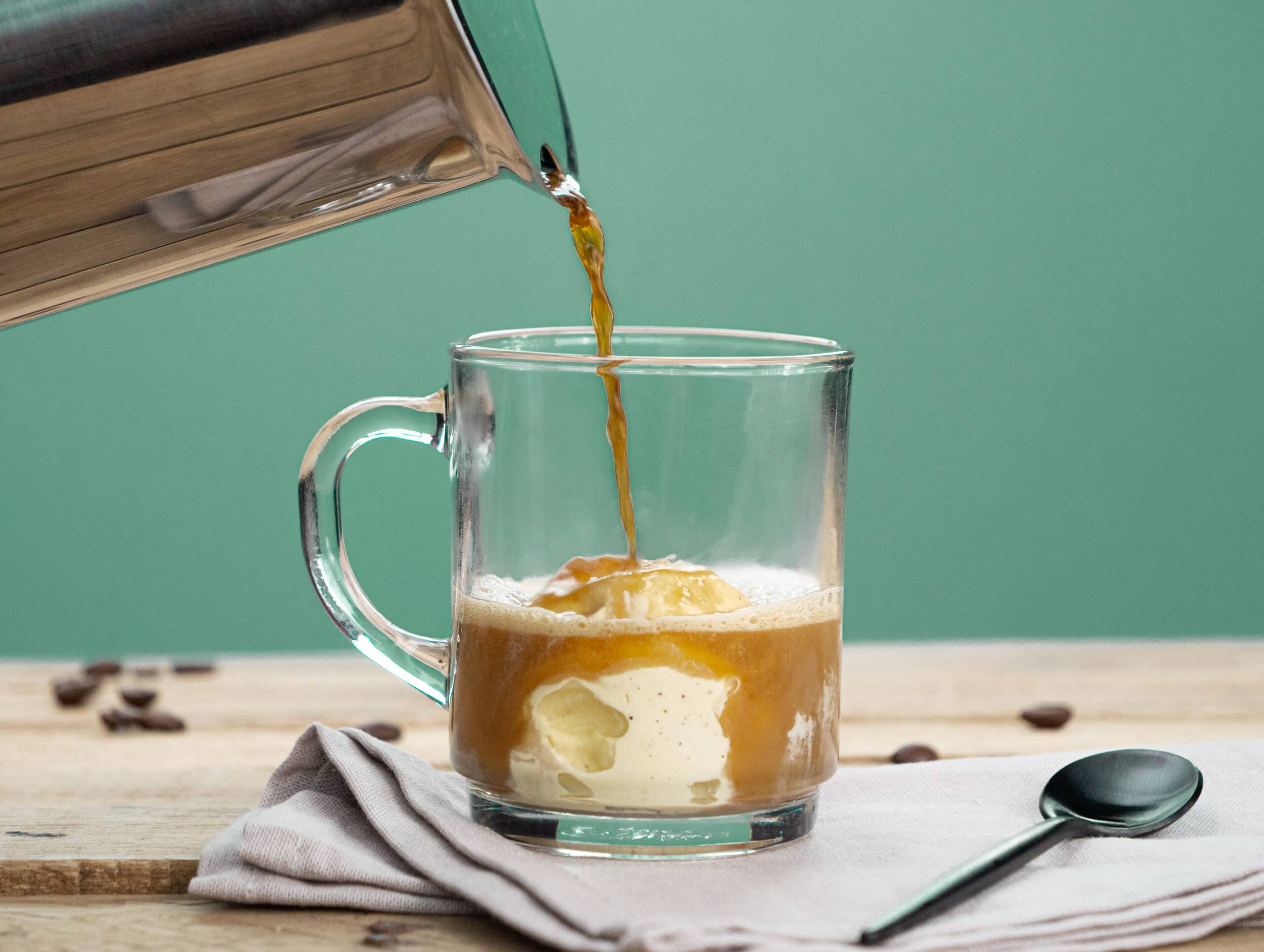 Boule de glace dans café