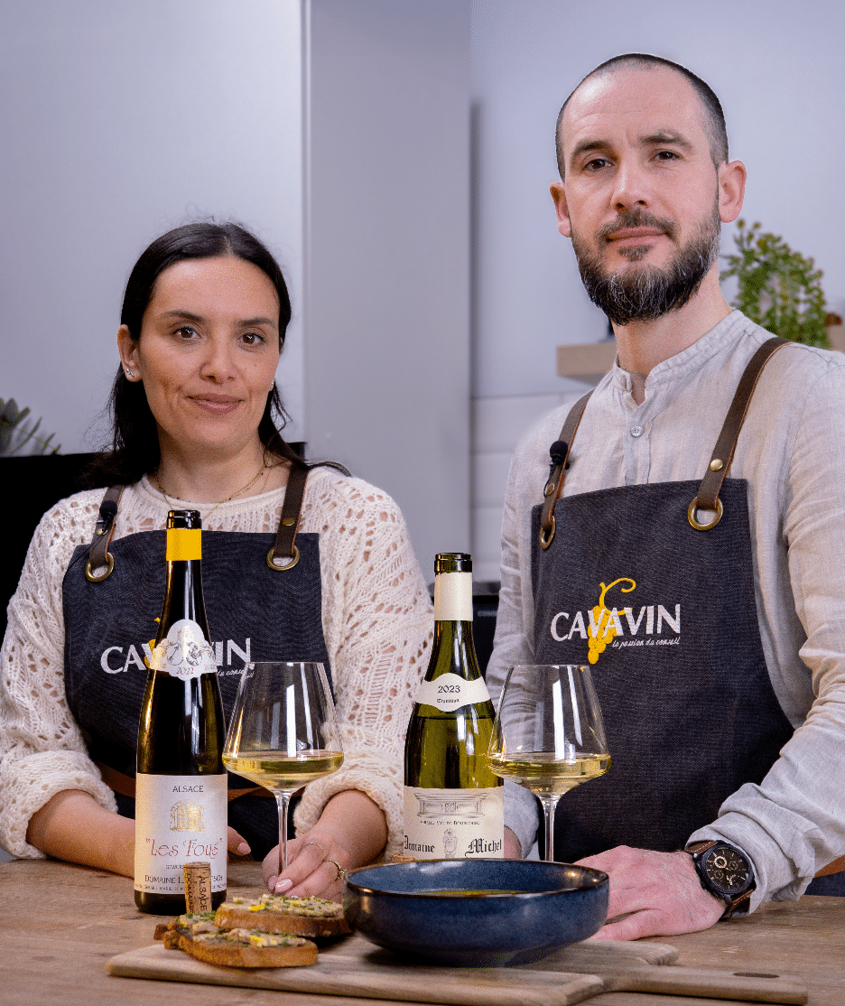 Deux personnes prennent un verre de vin
